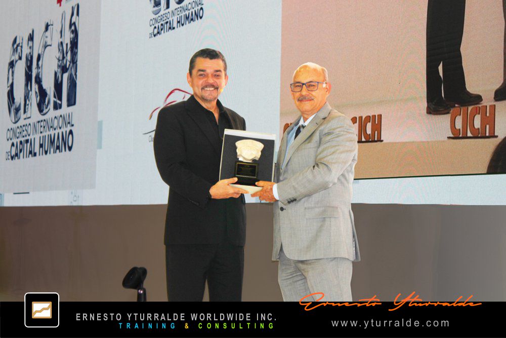 Ernesto Yturralde recibiendo reconocimiento internacional en México por su trayectoria en Aprendizaje Experiencial y Team Building